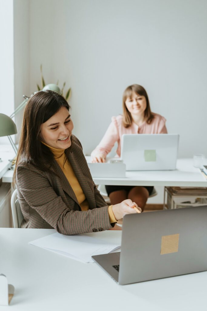 2 women working together in a Shared Office setup.